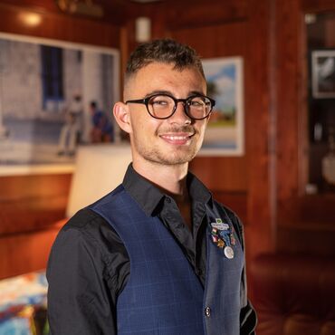 Baví mě sport (basket), kreslení
V Casa Havana jsem protože se mi líbí ta práce, být za barem/na servise, s lidmi, učit se nové věci v tomto oboru, sympatické prostředí, pěkné oblečení a taky skvělí kolegové.
Koktejly mám rád asi jakékoli, preferuju sla