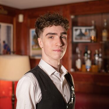 Mám rád basketbal.  Jsem v Casa Havana, protože se snažím zlepšit své barmanské a rumové znalosti.  Můj oblíbený spirit je mezcal a následně se mi líbí naked and famous koktejl.