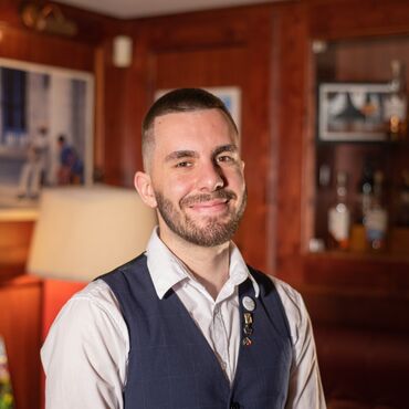 Kromě rumů, kvůli kterým jsem do Casa Havana přišel primárně pracovat, miluji Campari a koktejly z nich (neurazí mě ani samotné :)). Když nepracuji, nejradši trávím čas se svým mopsem u filmu nebo seriálu